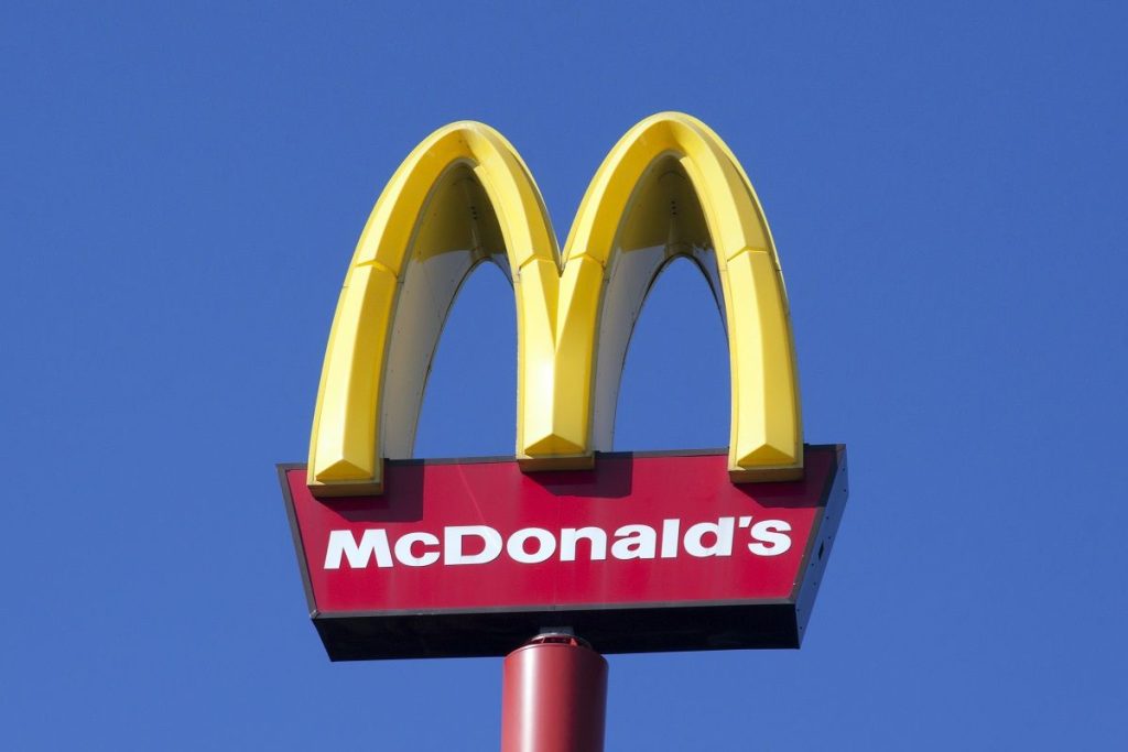 Υπάλληλος των McDonald’s αποκαλύπτει ένα… μυστικό με τις κοτομπουκιές (βίντεο)