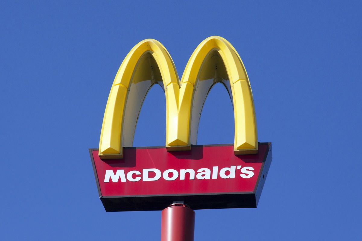 Υπάλληλος των McDonald’s αποκαλύπτει το κορυφαίο μυστικό με τις κοτομπουκιές (βίντεο)