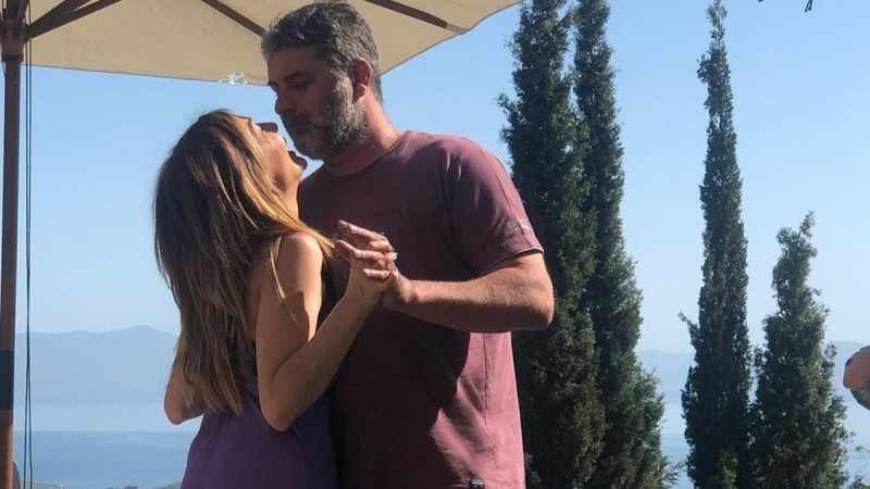 «Κολλήσαμε» από τα μέλια Δ.Βανδής με Β.Μπισμπίκη: «Καυτά» φιλιά στην βόλτα τους στην παραλία (βίντεο)