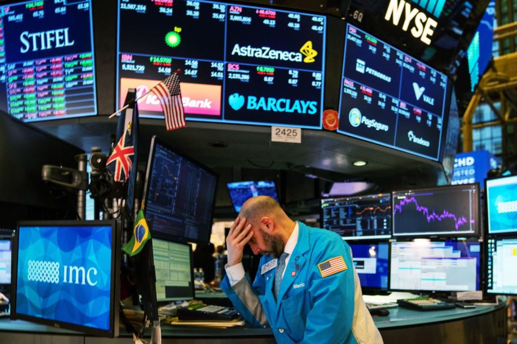 Wall Street: «Γκρεμίζονται» οι μετοχές υπό τον φόβο στασιμοπληθωρισμού – Τρομερές απώλειες σε Dow Jones και Nasdaq