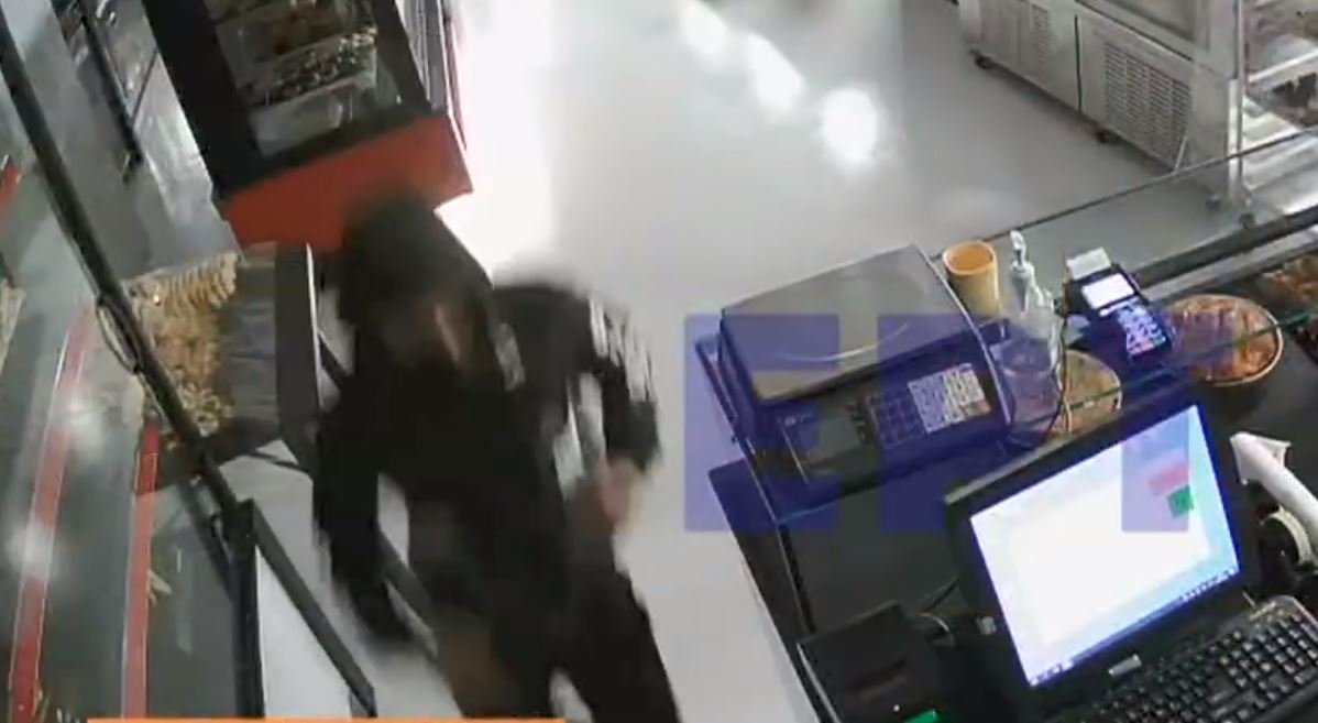 Π.Φάληρο: Εισβολή δύο ανηλίκων σε φούρνο – Το βίντεο που τους «καίει» (βίντεο)