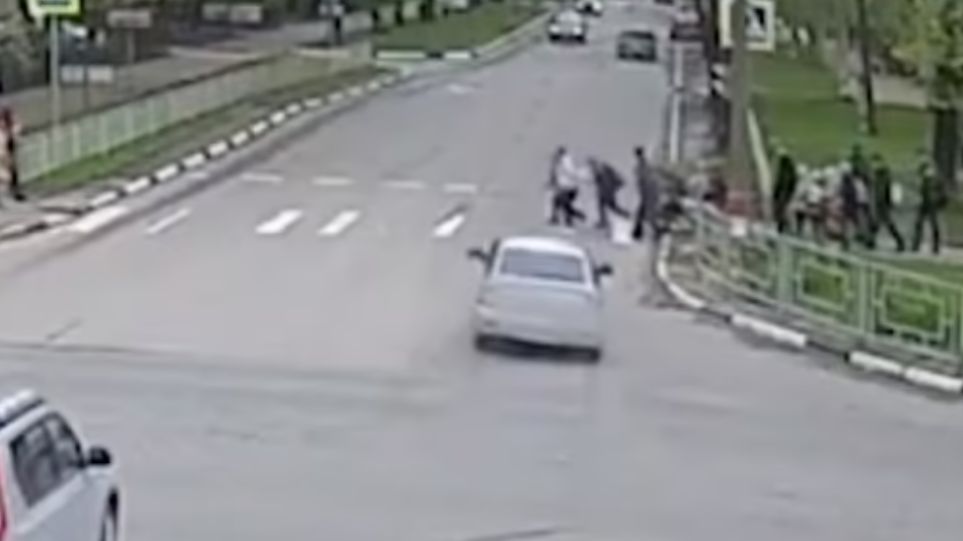 Ρωσία: Σκόρπισε τον τρόμο 18χρονος οδηγός – Παρέσυρε και τραυμάτισε μαθητές (βίντεο)