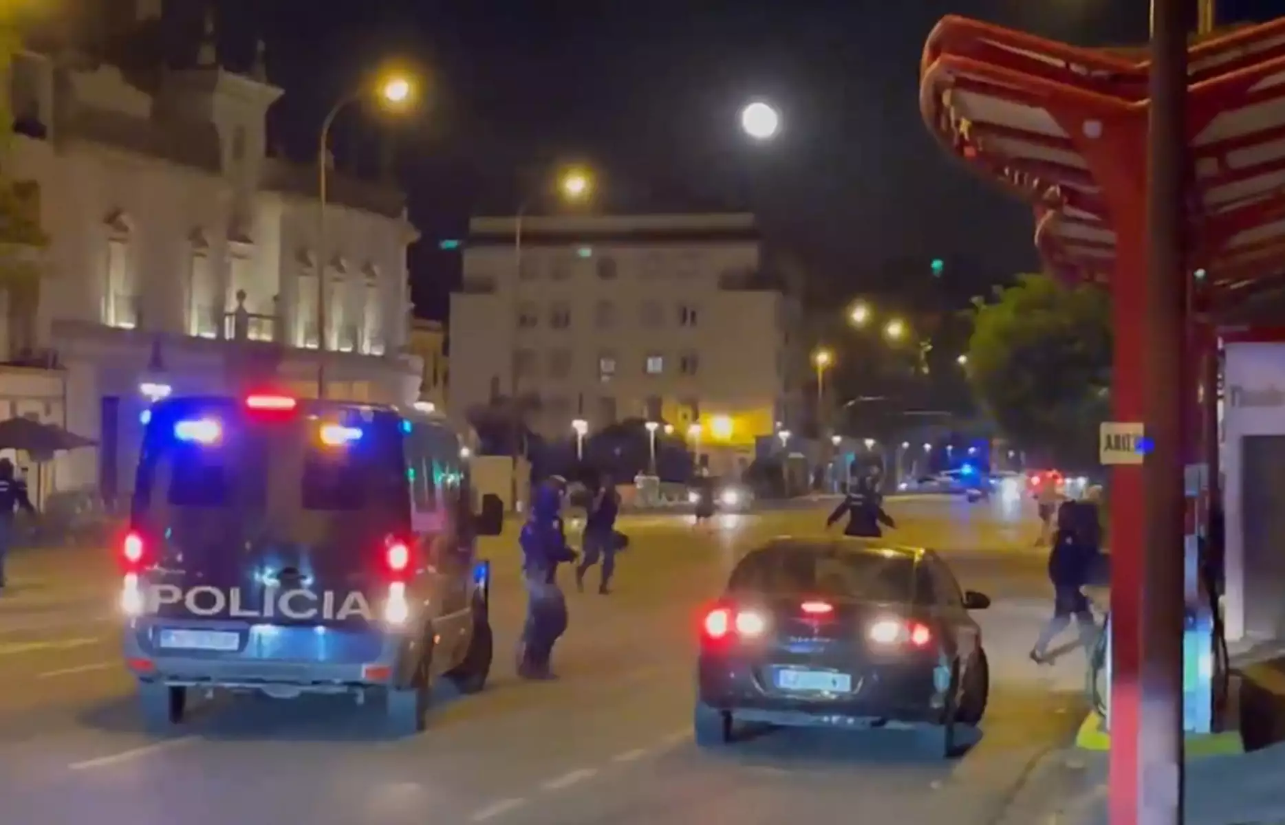 Τελικός Europa League: Επεισόδια με ξύλο και καπνογόνα μεταξύ οπαδών – Πέντε συλλήψεις