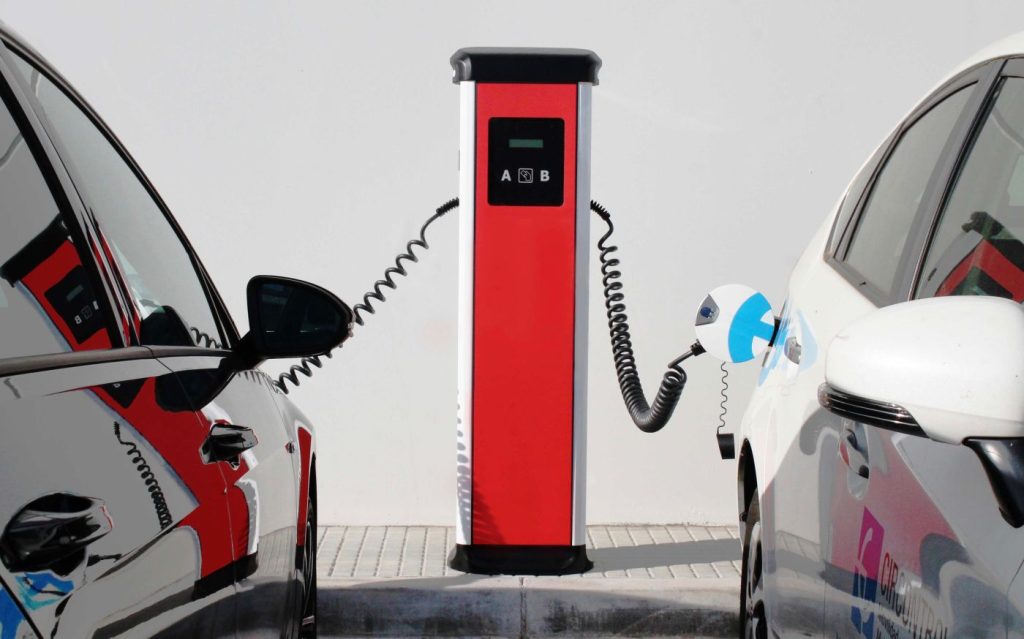 Σύντομα διαθέσιμοι νέοι σταθμοί φόρτισης ηλεκτρικών οχημάτων – Μέχρι και έξω από εκκλησίες