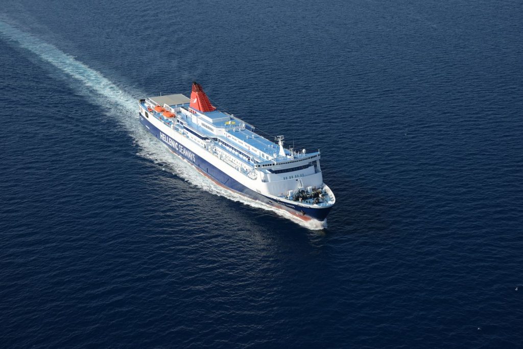 Χίος: Δεν μπορεί να δέσει στο λιμάνι το «Νήσος Σάμος» λόγω ισχυρών βοριάδων