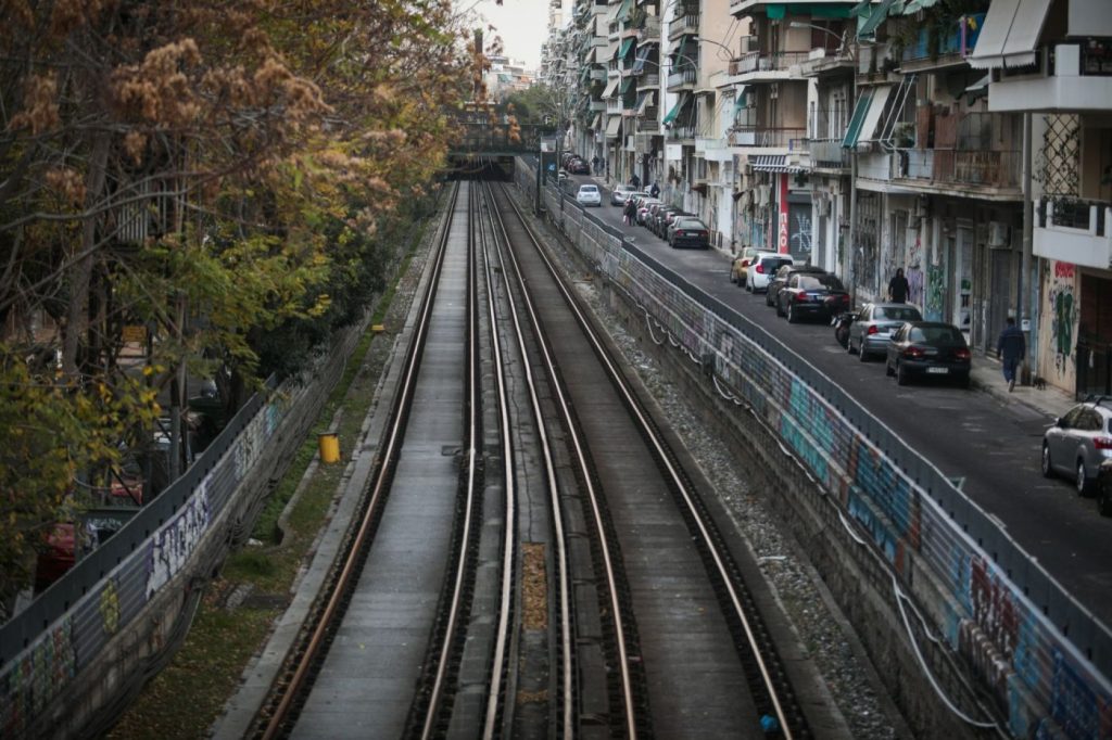 Κακοκαιρία: Προβλήματα στην κυκλοφορία των συρμών του ηλεκτρικού λόγω πτώσης δέντρων