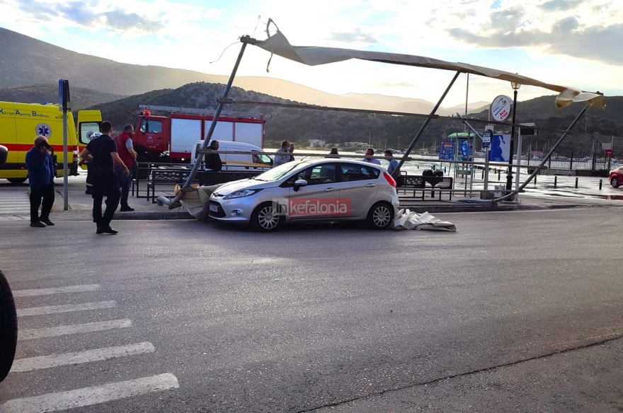 Αργοστόλι: Ξηλώθηκε στέγαστρο από τον δυνατό αέρα – Τρεις τραυματίες