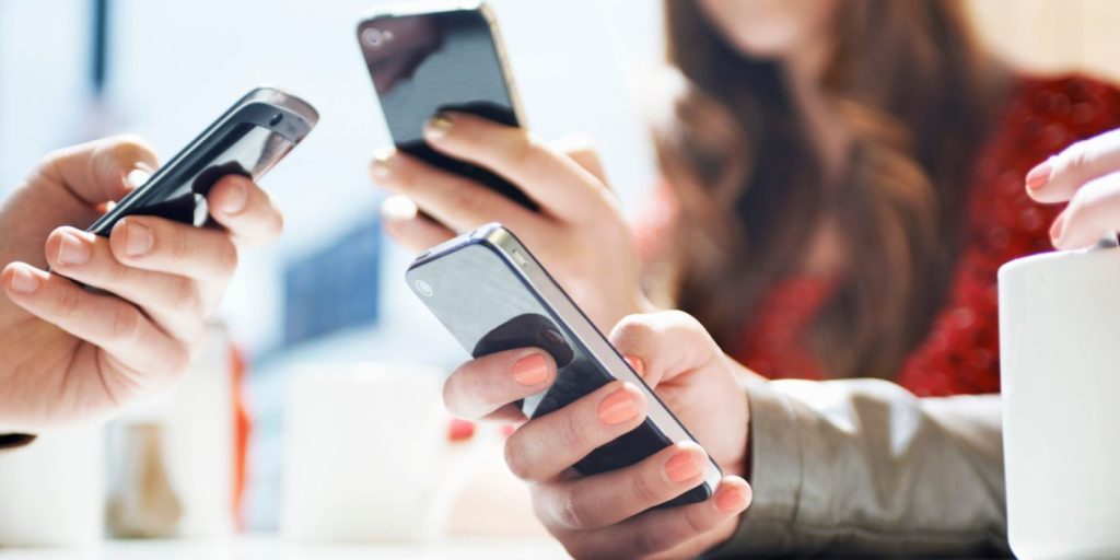 Αυτά είναι τα τέσσερα λάθη που κάνουμε και καταστρέφουμε το κινητό μας