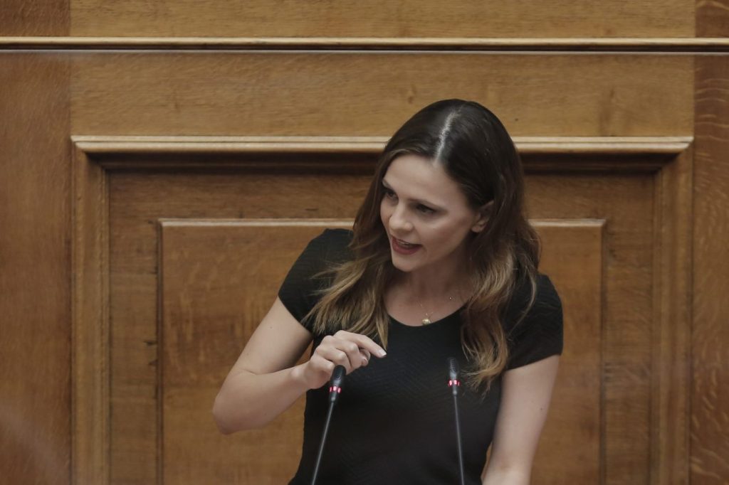 Ε.Αχτσιόγλου: «Τα επιδόματα της κυβέρνησης εξανεμίζονται από τις διαρκείς αυξήσεις πριν μπουν στους λογαριασμούς»