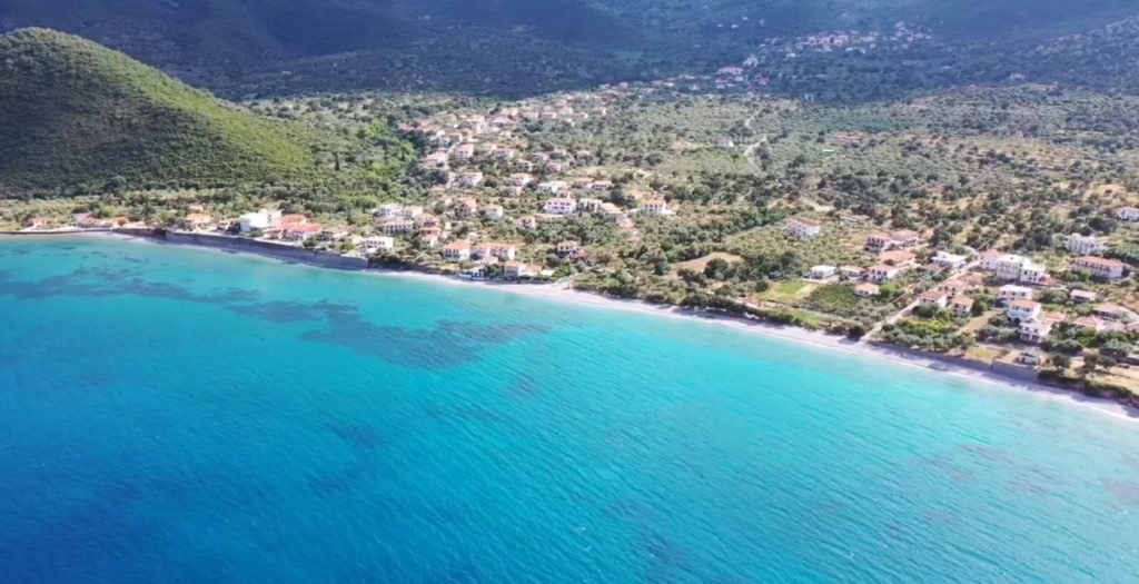 Πούλιθρα: Το ήσυχο χωριό της Αρκαδίας για ήσυχες και ξεκούραστες διακοπές – Συνδυάζει βουνό και θάλασσα