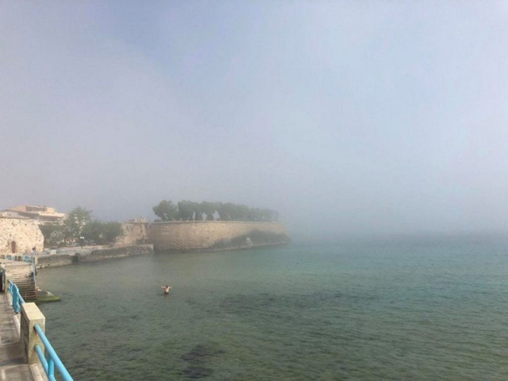 Σούδα: Εντυπωσιακό βίντεο από την ομίχλη που “σκέπασε” τα Χανιά (βιντεο)