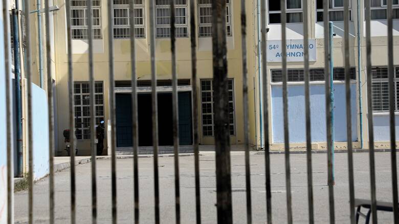 Αυτοκτονία 14χρονου: Στο «φως» καταγγελία για άγριο ξυλοδαρμό μαθήτριας στο σχολείο του Μάκη