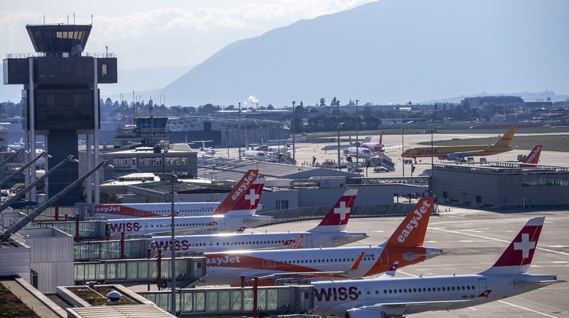 Γενεύη: Μεγάλη φωτιά ξέσπασε δίπλα από το αεροδρόμιο – Αεροπλάνα περνούν μέσα από τους καπνούς (βίντεο)