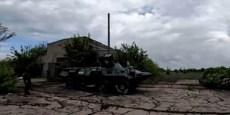 Βίντεο: Οι Ρώσοι παίζουν σοβιετικά εμβατήρια για να την «σπάσουν» στους Ουκρανούς