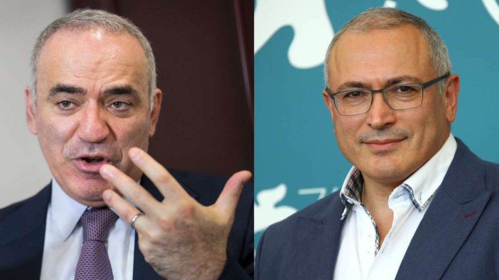 Επίσης χαρακτηρίστηκαν «ξένοι πράκτορες» οι Ρώσοι αποστάτες Μιχαήλ Χοντορκόφσκι και Γκάρι Κασπάροφ