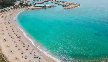 Στην 2η θέση παγκοσμίως η Ελλάδα με τις καλύτερες παραλίες – Χαλκιδική και Αττική στην κορυφή της λίστας