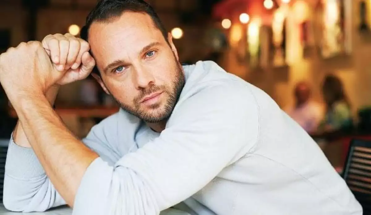 Μέμος Μπεγνής: «Είμαι υπέρ του να κοιμούνται τα ζευγάρια σε άλλα κρεβάτια»