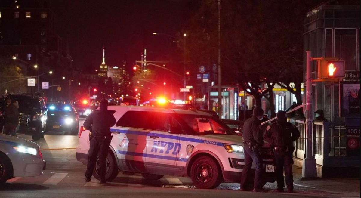 Νέα Υόρκη: Τον μαχαίρωσαν και τον λήστεψαν στη μέση του δρόμου (βίντεο)