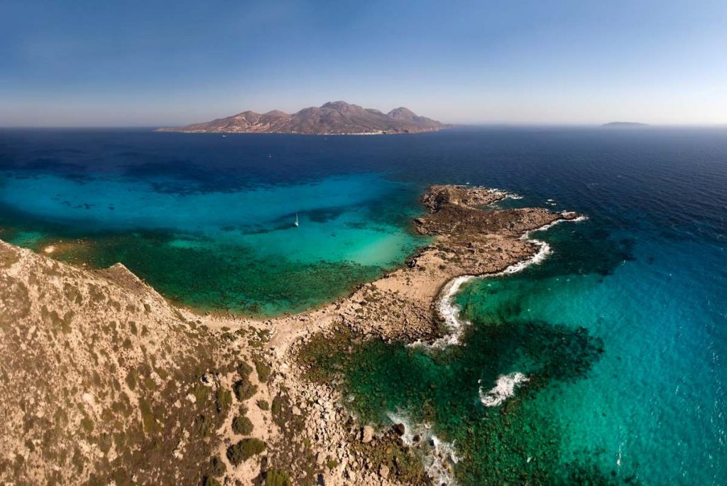 Γυαλί: Το μικροσκοπικό νησί του Αιγαίου… με τις απίστευτες παραλίες και τους 20 κατοίκους