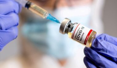 Κορωνοϊός: Η ΕΕ προσπαθεί να «ξεστοκάρει» τα εμβόλια των Big Pharma με κάθε μέσο