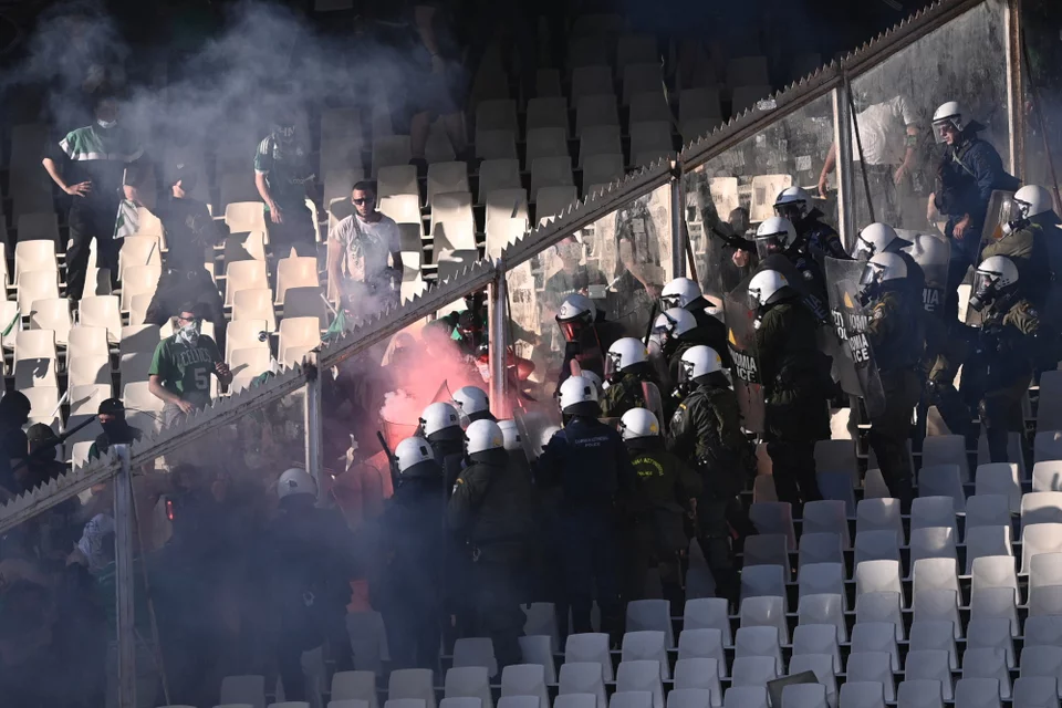 Κύπελλο Ελλάδας: Επεισόδια στις κερκίδες για τον τελικό με φωτοβολίδες, καπνογόνα και πέτρες