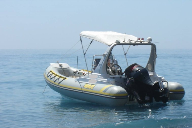 Αναστάτωση στα Χανιά: Ακυβέρνητο σκάφος βγήκε σε ακτή με πολύ μεγάλη ταχύτητα