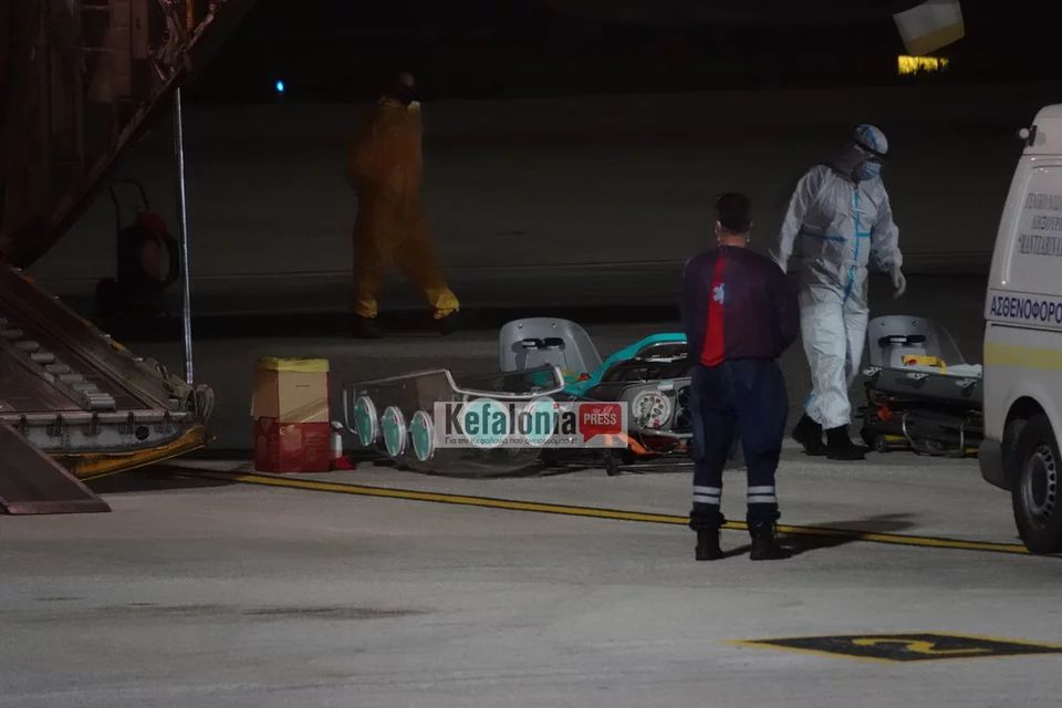 Μέσα σε ειδική κάψουλα έγινε η μεταφορά του ύποπτου κρούσματος ευλογιάς των πιθήκων από την Κεφαλονιά (φώτο)