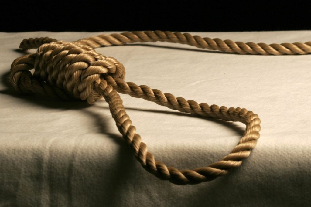 Σκηνές αρχαίας τραγωδίας στο Βόλο: Ενώ έτρωγε με τους γονείς του πήγε στο μπάνιο και κρεμάστηκε!