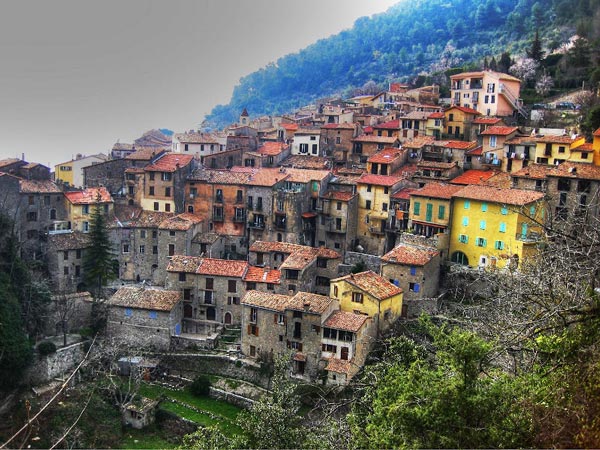 10+5 πανέμορφα χωριά πάνω σε λόφους σε κάθε γωνιά του κόσμου