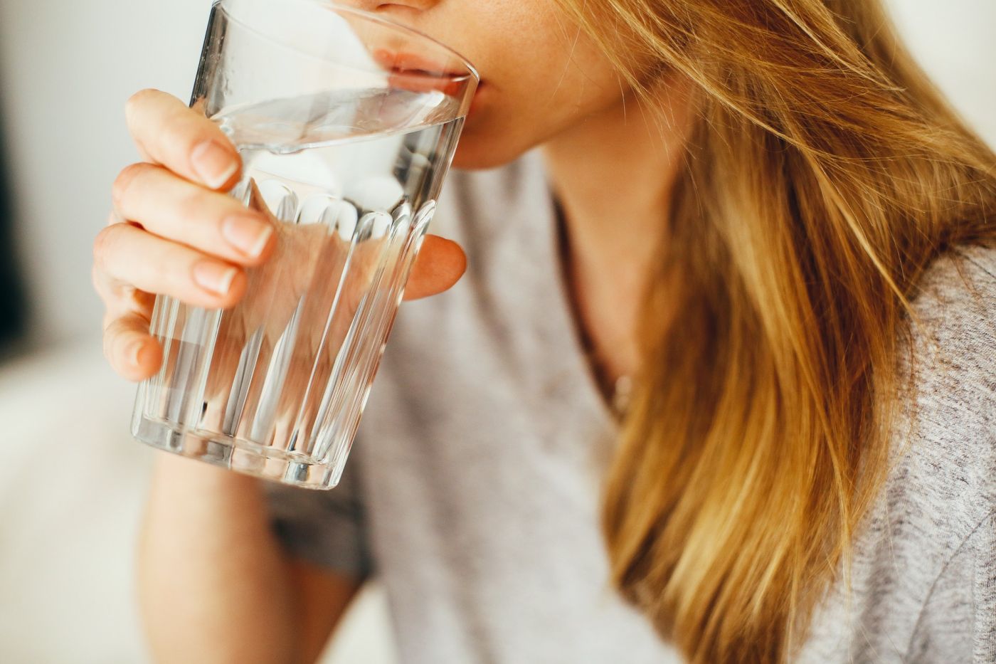 Όσα πρέπει να ξέρεις αν πίνεις νερό κάθε φορά μετά το γεύμα