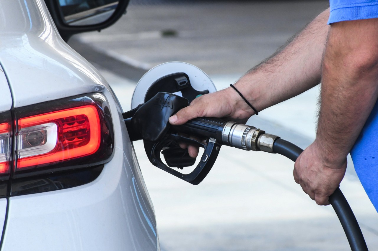 Βενζίνη για… λίγους: Καλπάζουν οι τιμές – Ξεπερνά τα 2,24 ευρώ η μέση τιμή της αμόλυβδης