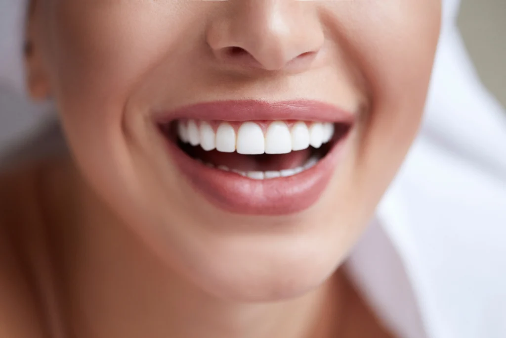 Τρεις τροφές που μπορούν να σας χαρίσουν λευκά δόντια