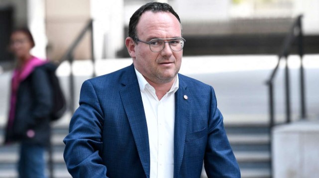 Γαλλία: Αρνείται τις κατηγορίες για βιασμό ο υπουργός Αλληλεγγύης και Ατόμων με Αναπηρία