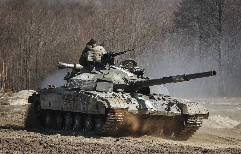 Bίντεο: Οι Ουκρανοί κρύβουν τα άρματα μάχης στις αυλές των σπιτιών του Σεβεροντονέτσκ