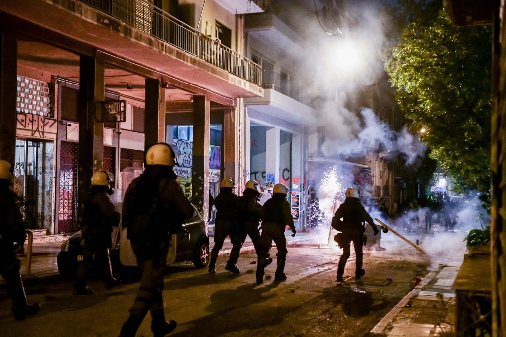 Επίθεση με μολότοφ σε διμοιρία των ΜΑΤ στη Χαριλάου Τρικούπη – Τρεις προσαγωγές