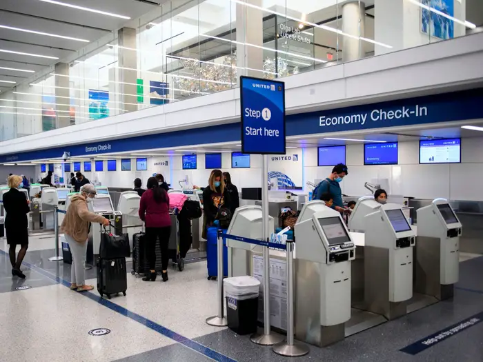 United Airlines: Ξύλο ανάμεσα σε υπάλληλο της εταιρείας και επιβάτη (βιντεο)