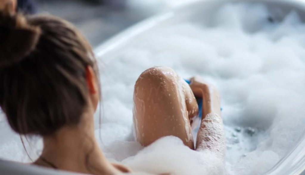 Τέλος το καθημερινό μπάνιο: Οι σοβαροί κίνδυνοι για το σώμα και τι λένε οι δερματολόγοι