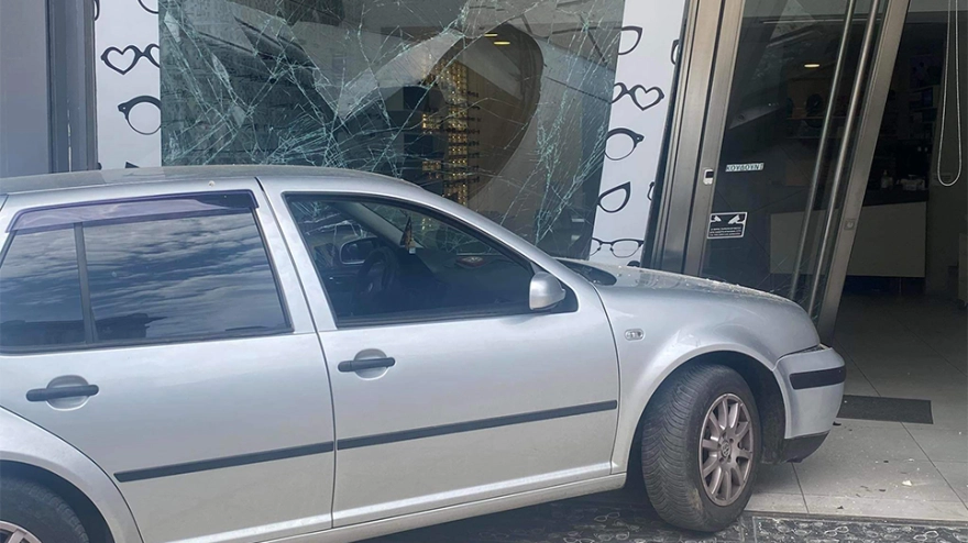Θεσσαλονίκη: Οδηγός «καρφώθηκε» σε βιτρίνα καταστήματος – Προσπάθησε να αποφύγει πεζό (φωτό)
