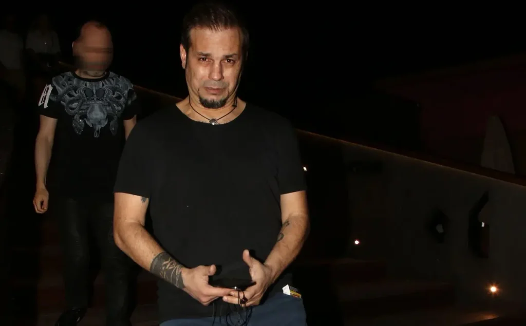 Ο Ντέμης Νικολαΐδης αντάλλασσε «καυτά» φιλιά με νέα γοητευτική ξανθιά σε έξοδό του για φαγητό