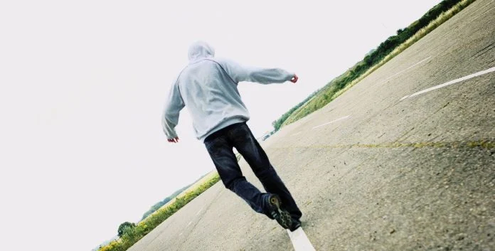 Συνεχίζεται το παιχνίδι θανάτου των νεαρών στο Βόλο: «Δυο ανήλικοι πετάχτηκαν μπροστά στο μηχανάκι μου»