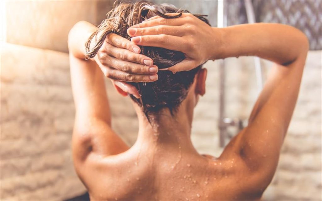 Ώρα να τα σταματήσουμε: Eπτά λάθη που σχεδόν όλοι κάνουμε στο μπάνιο και στο ντους