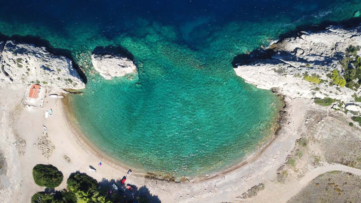 Παραλία Μυλοκοπή: Ο «μαγευτικός» προορισμός με τα τιρκουάζ νερά που αξίζει να επισκεφθείτε (φώτο)