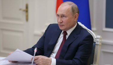 Β.Πούτιν: «Η ρωσική οικονομία ”αντέχει με αξιοπρέπεια” στις κυρώσεις της Δύσης»