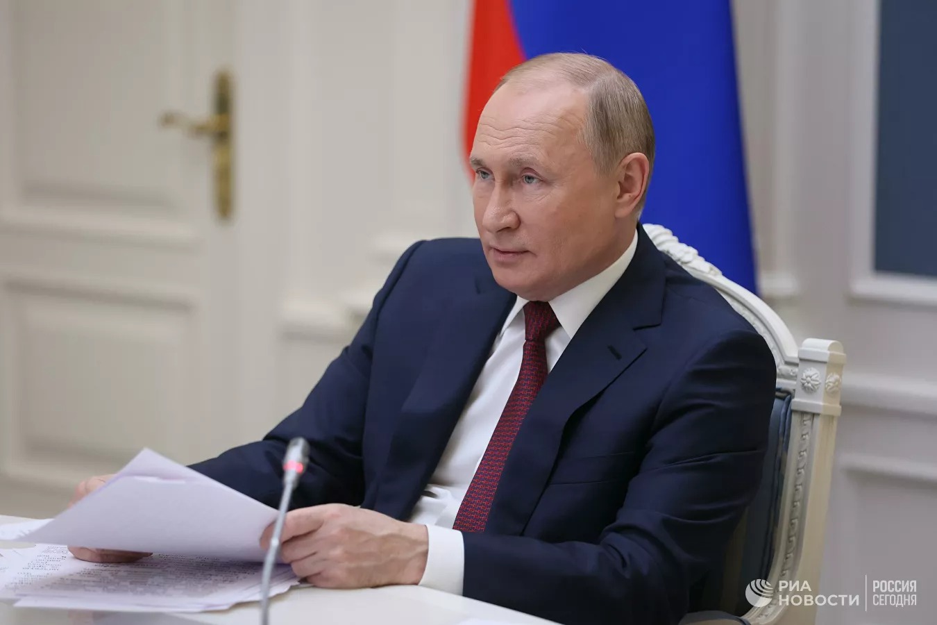 Β.Πούτιν: «Η ρωσική οικονομία ”αντέχει με αξιοπρέπεια” στις κυρώσεις της Δύσης»