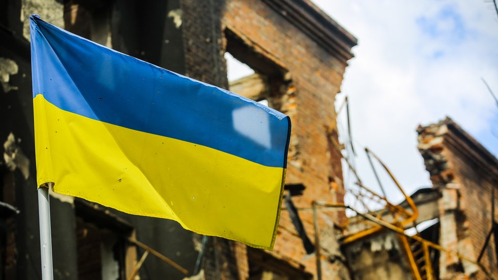 Σεβεροντονέτσκ: Η πόλη είναι έτοιμη να πέσει – Η ουκρανική σημαία στην κεντρική πλατεία… έπεσε μόνη της (βίντεο)