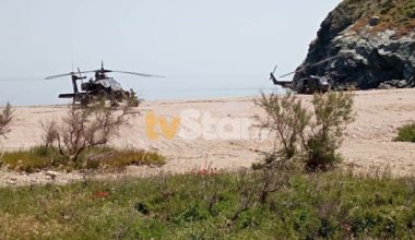 Επιστρέφει στην βάση του το επιθετικό ελικόπτερο APACHE – Είχε πραγματοποιήσει αναγκαστική προσγείωση σε παραλία στην Εύβοια