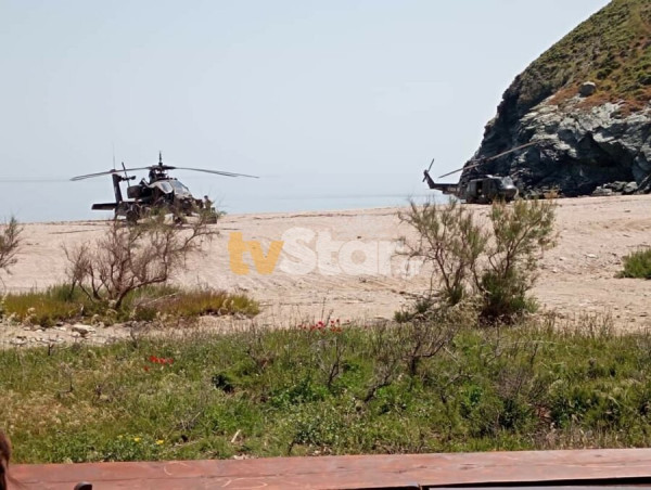 Επιστρέφει στην βάση του το επιθετικό ελικόπτερο APACHE – Είχε πραγματοποιήσει αναγκαστική προσγείωση σε παραλία στην Εύβοια