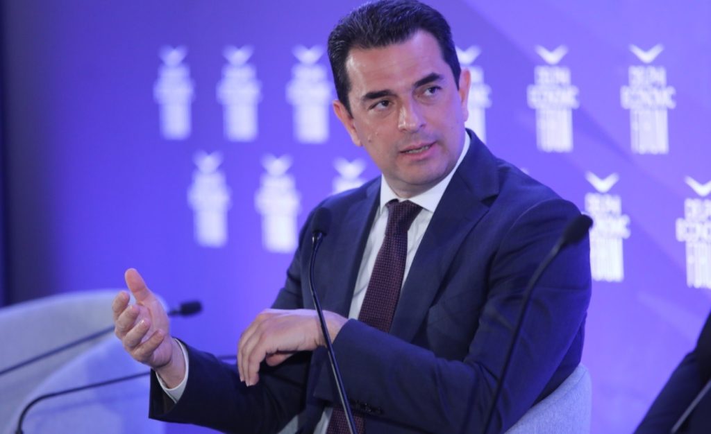 Ο Κ.Σκρέκας εξήγησε πώς η συμφωνία με τις Βρυξέλλες θα ρίξει τις τιμές του ρεύματος
