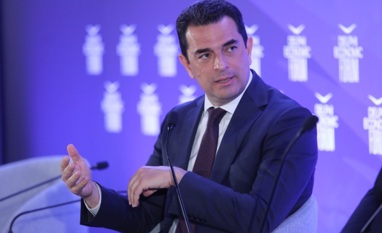 Ο Κ.Σκρέκας εξήγησε πώς η συμφωνία με τις Βρυξέλλες θα ρίξει τις τιμές του ρεύματος