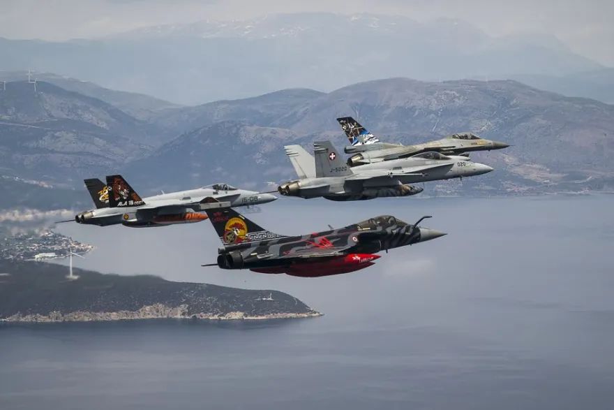 Γαλλία: Συγκρούστηκαν δύο μαχητικά Rafale στον αέρα κατά την διάρκεια επίδειξης (φώτο-βίντεο) (upd)